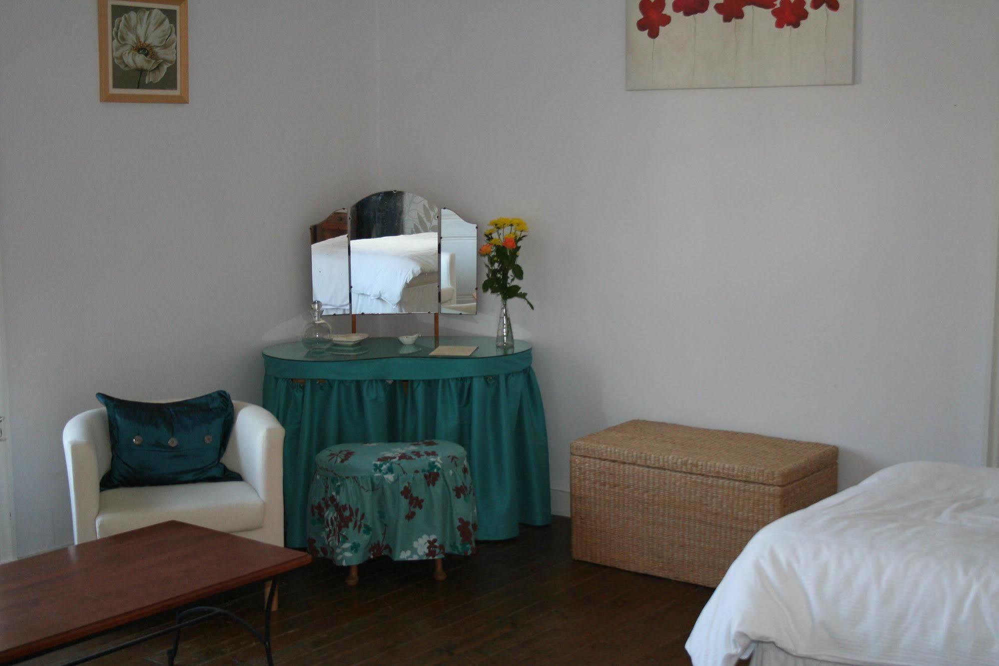 Bed and Breakfast Le Voltaire Airvault Екстер'єр фото